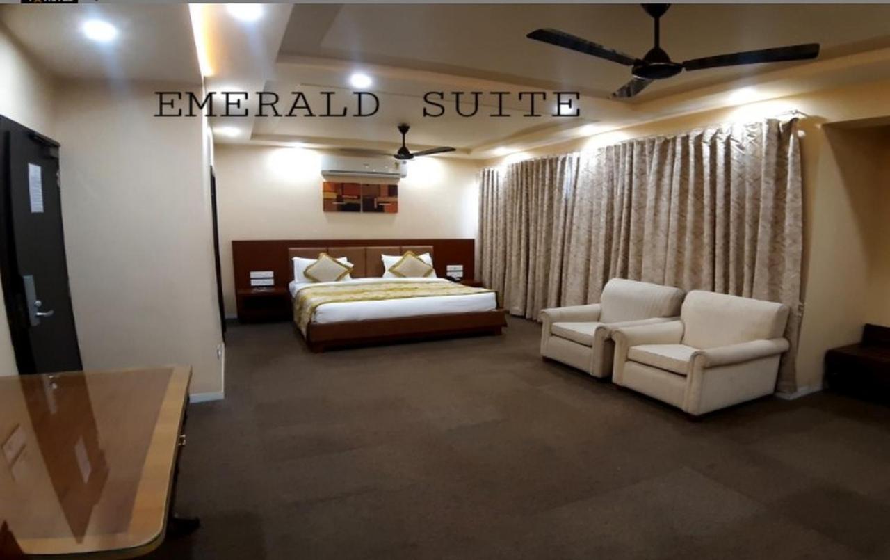 The Emerald Club ,Radźkot Zewnętrze zdjęcie