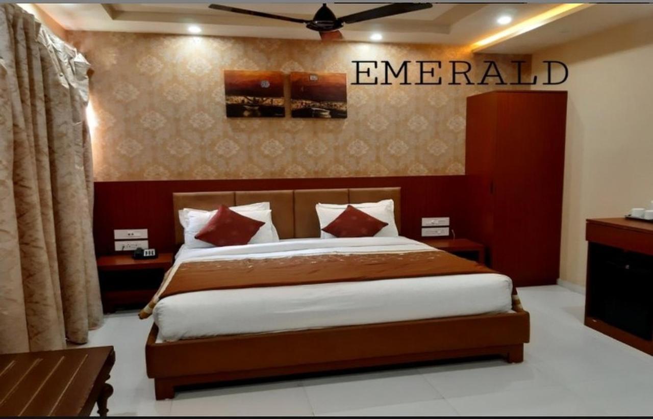 The Emerald Club ,Radźkot Zewnętrze zdjęcie